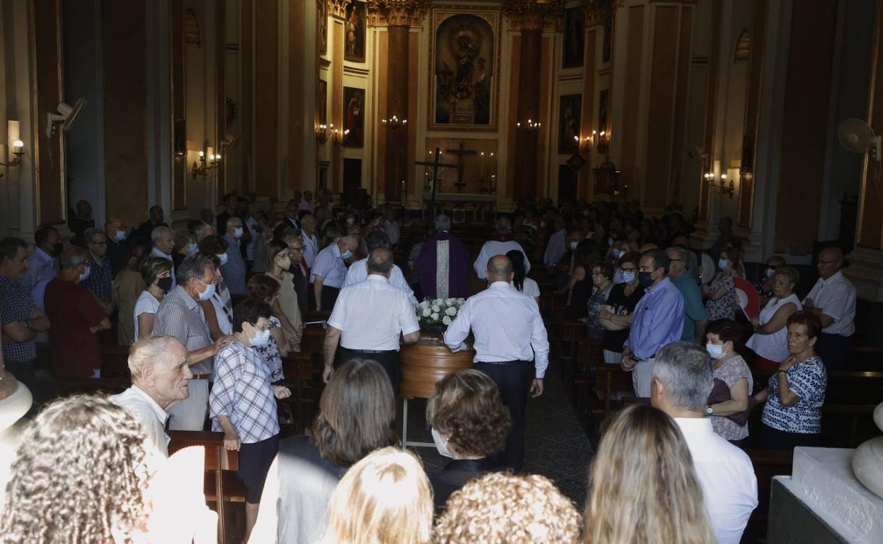 El féretro de Roberto Gil, a su entrada en la Parroquia Nuestra Señora de la Asunción.