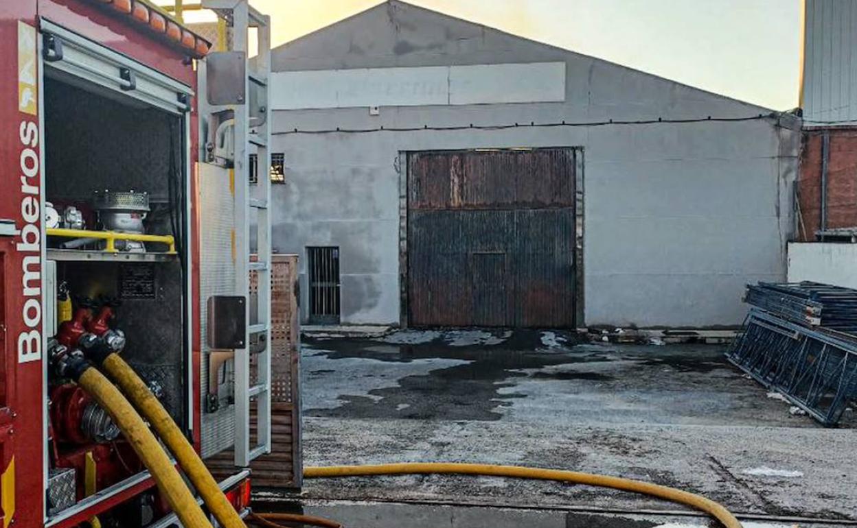 Los bomberos siguen trabajando este sábado en la extinción del fuego. 