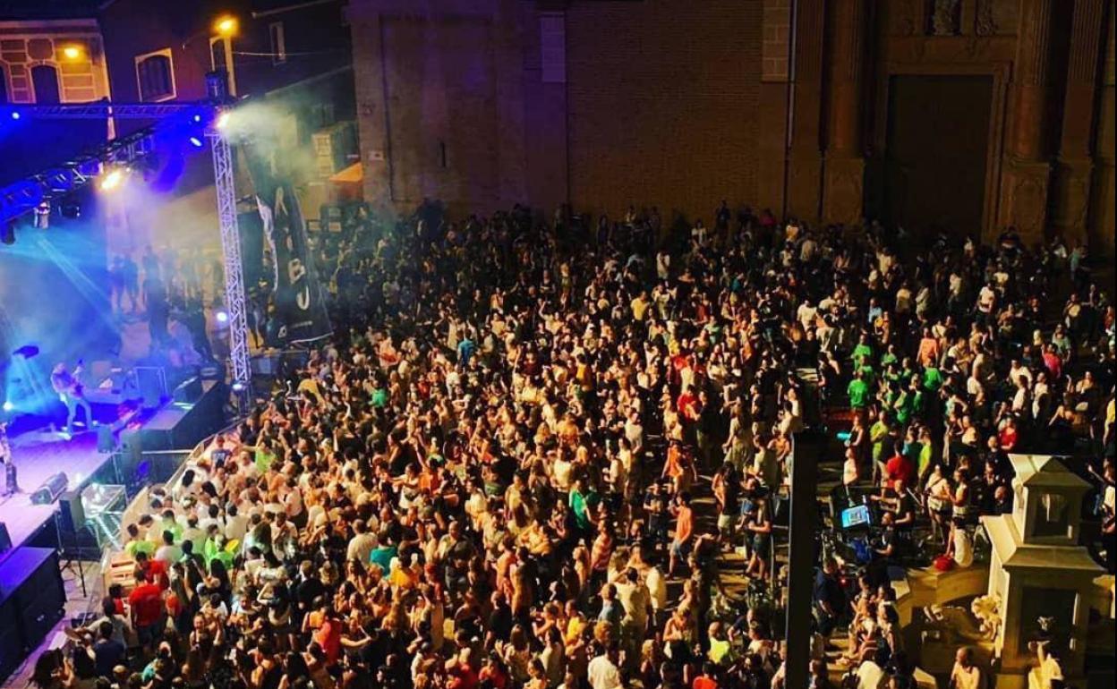 Una verbena en Foios durante las fiestas del pueblo.