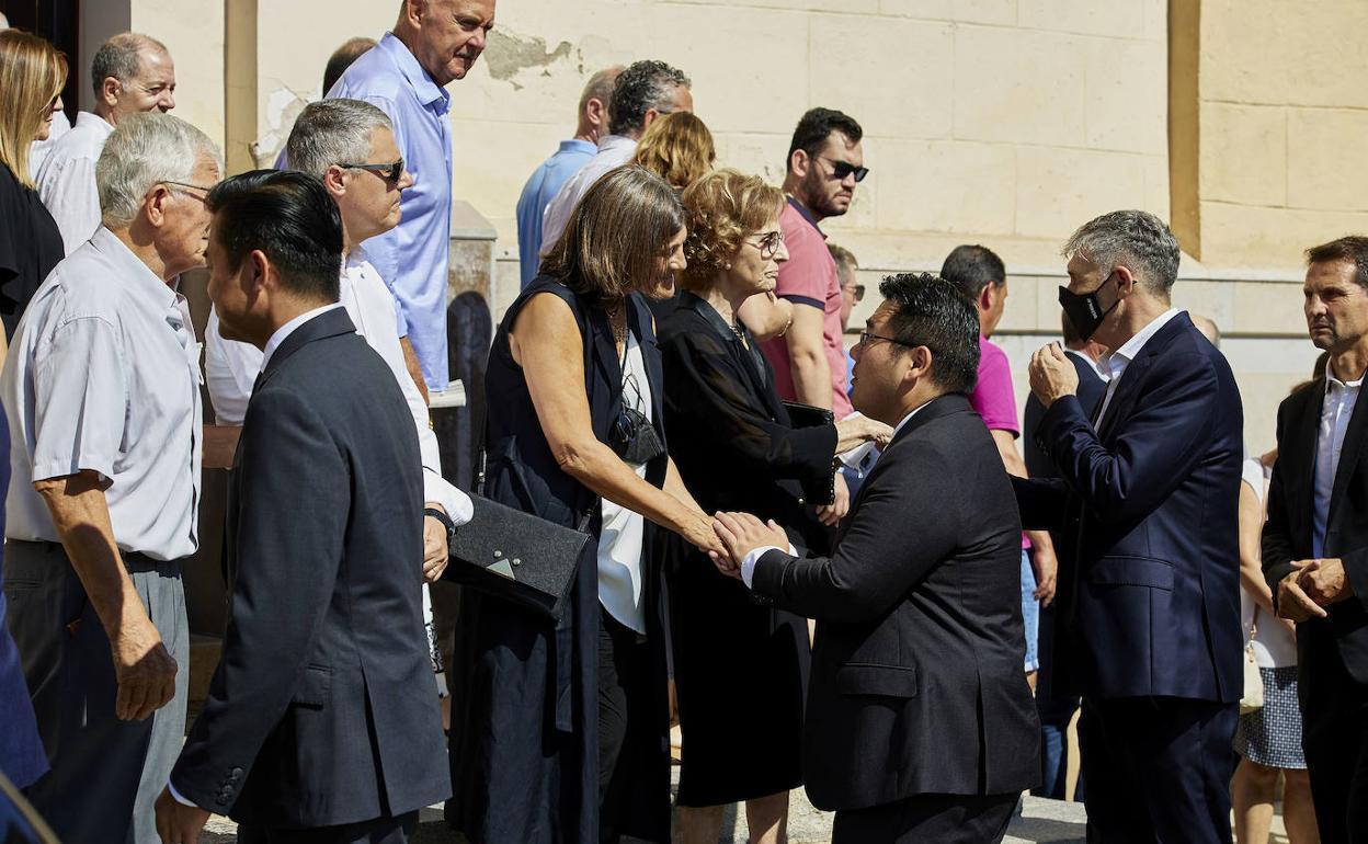 Joey Lim y Teo Swee Wei saludan dan el pésame a los familiares de Roberto Gil. 