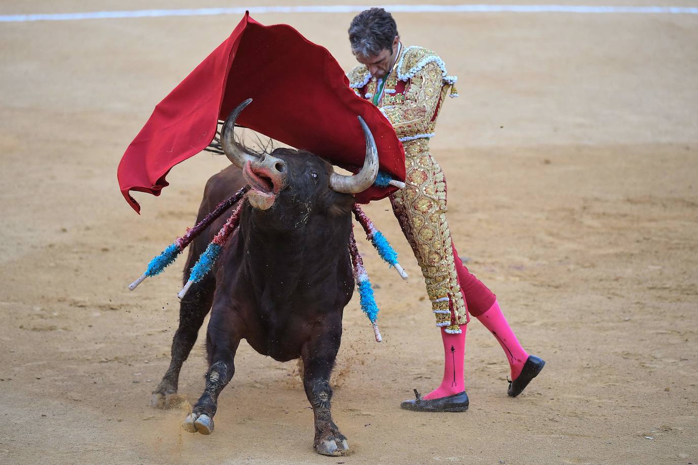 El diestro de Galapagar ha sufrido una cogida en el tercer toro.