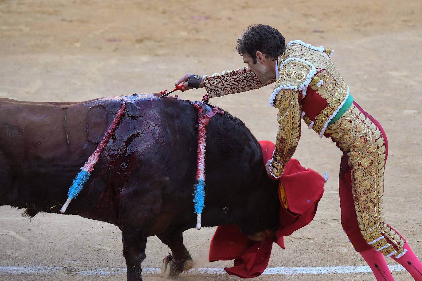 El diestro de Galapagar ha sufrido una cogida en el tercer toro.