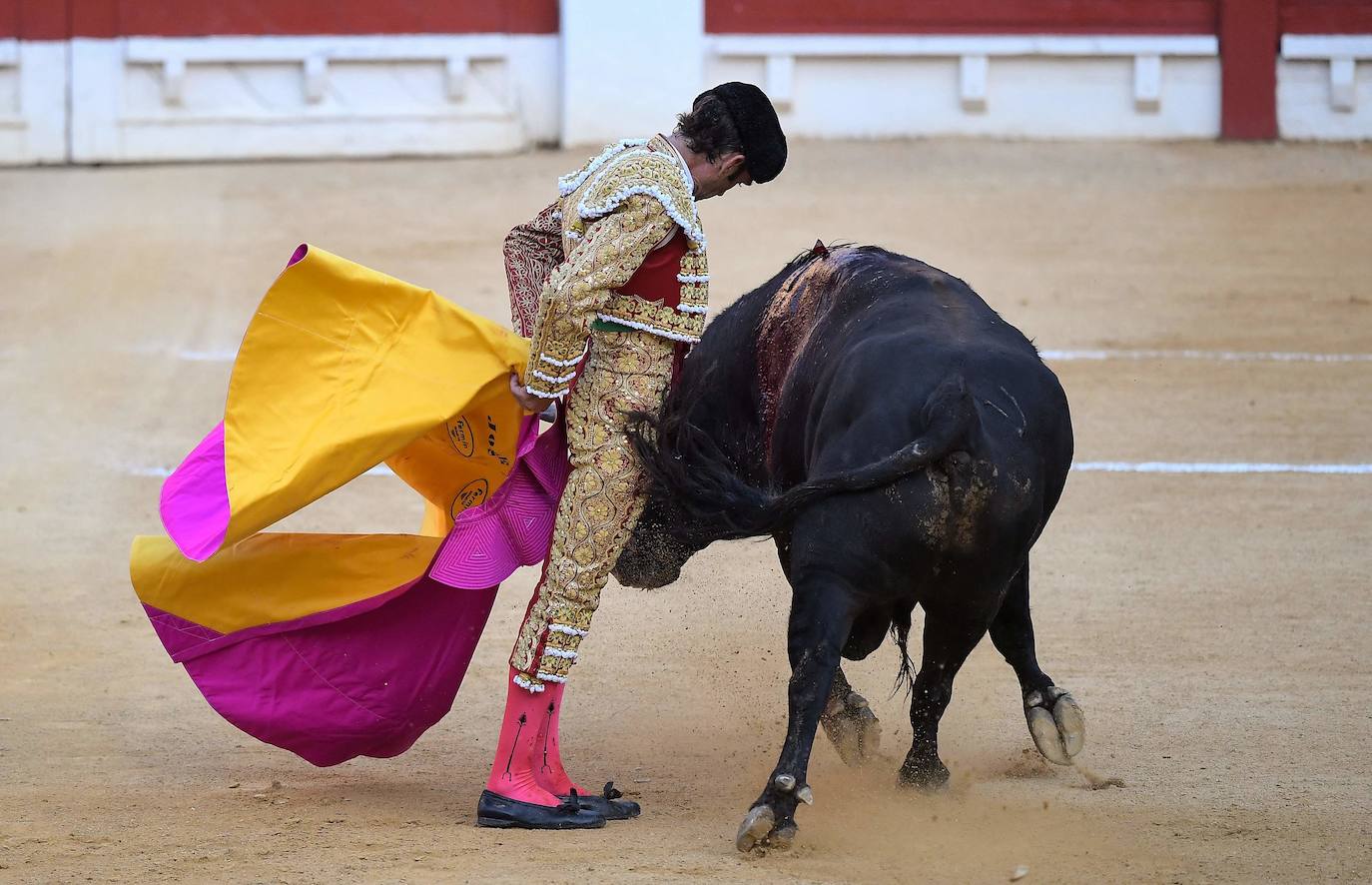 El diestro de Galapagar ha sufrido una cogida en el tercer toro.