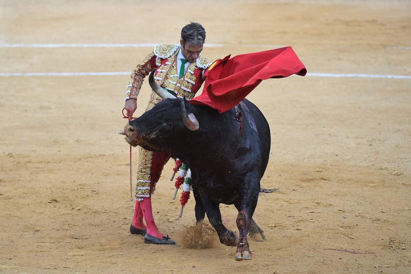 El diestro de Galapagar ha sufrido una cogida en el tercer toro.