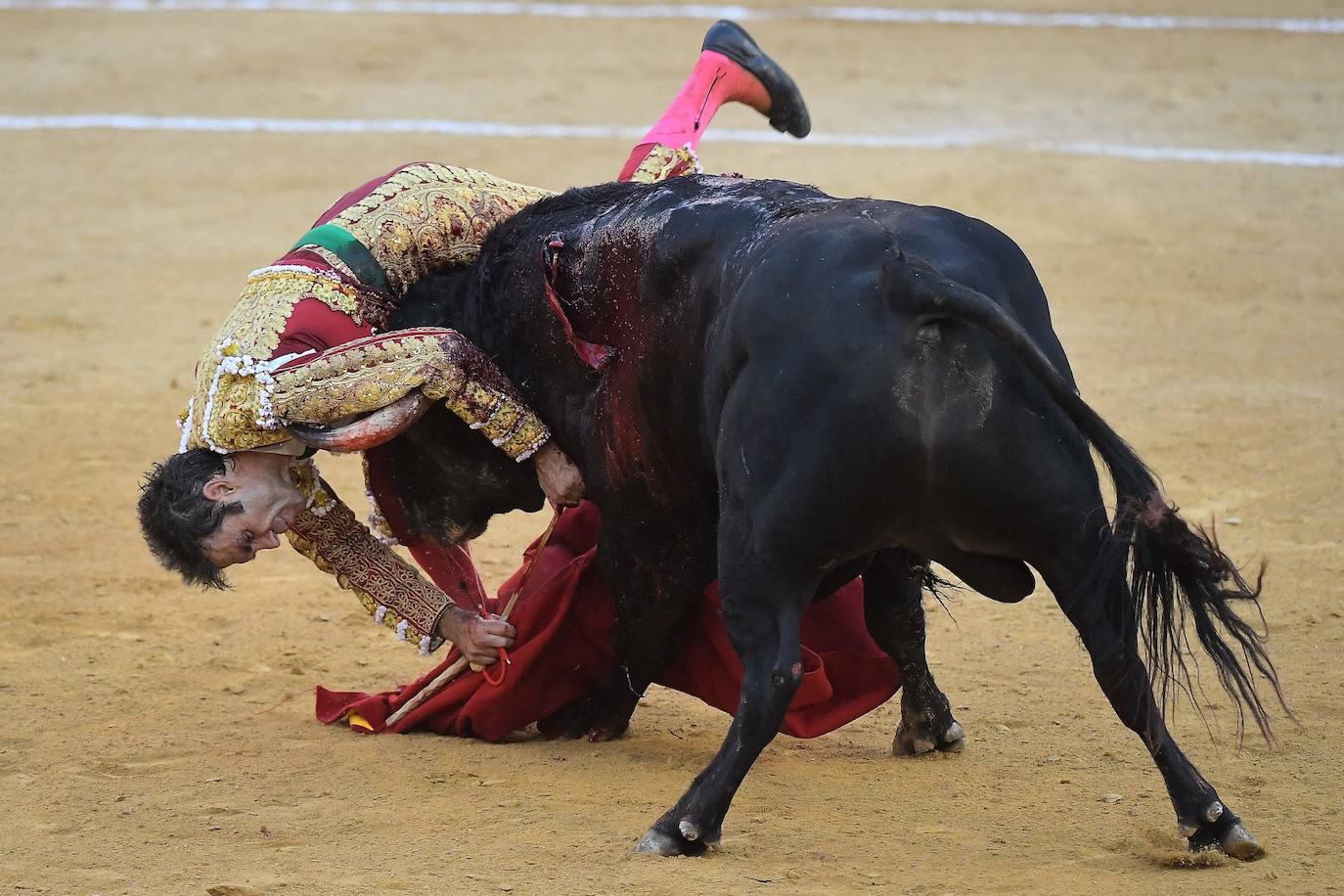 El diestro de Galapagar ha sufrido una cogida en el tercer toro.