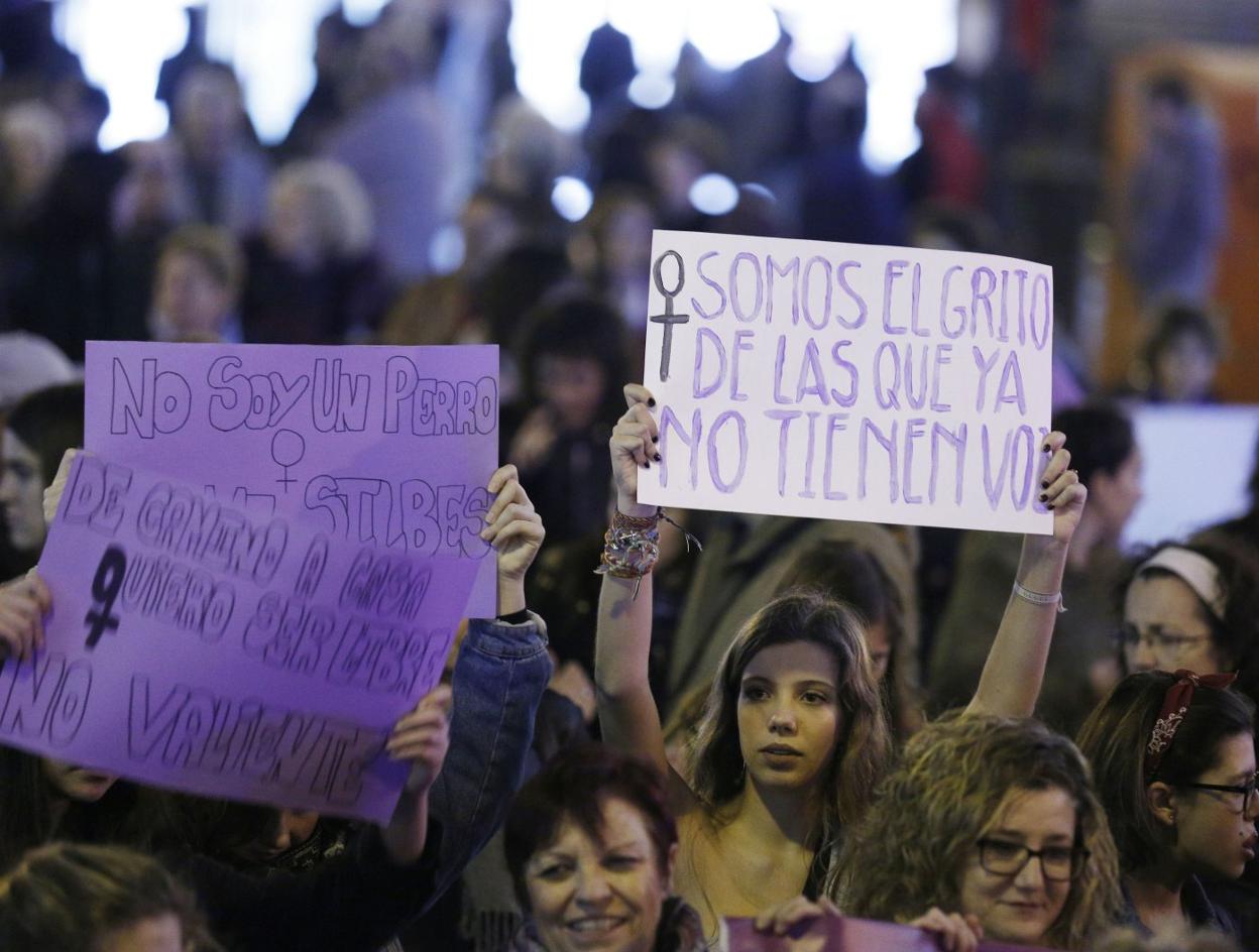 Una multitud de personas protesta contra el problema de la violencia machista en el centro de Valencia, en una imagen de archivo.