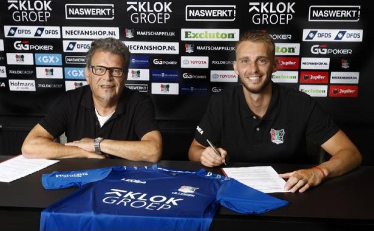 Jasper Cillessen, firmando el contrato con su nuevo club.