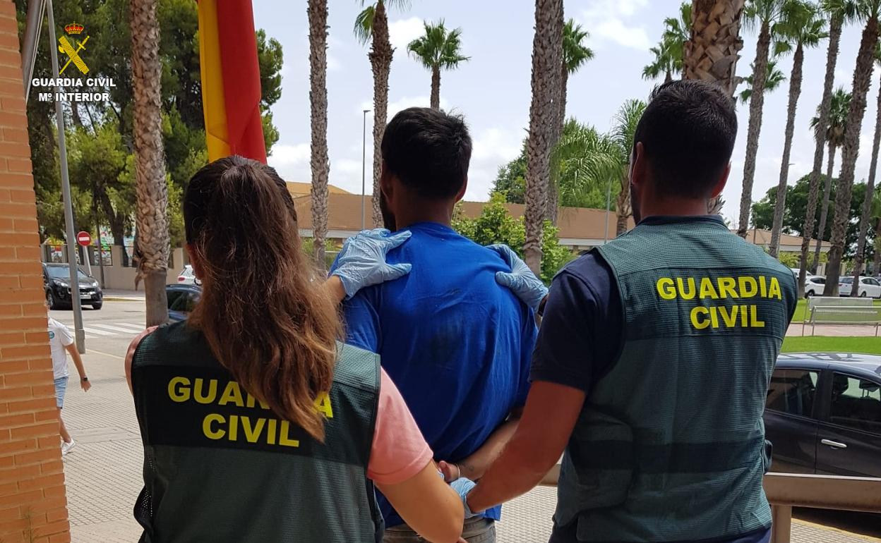 Los agentes arrestan a los causantes del robo con violencia. 