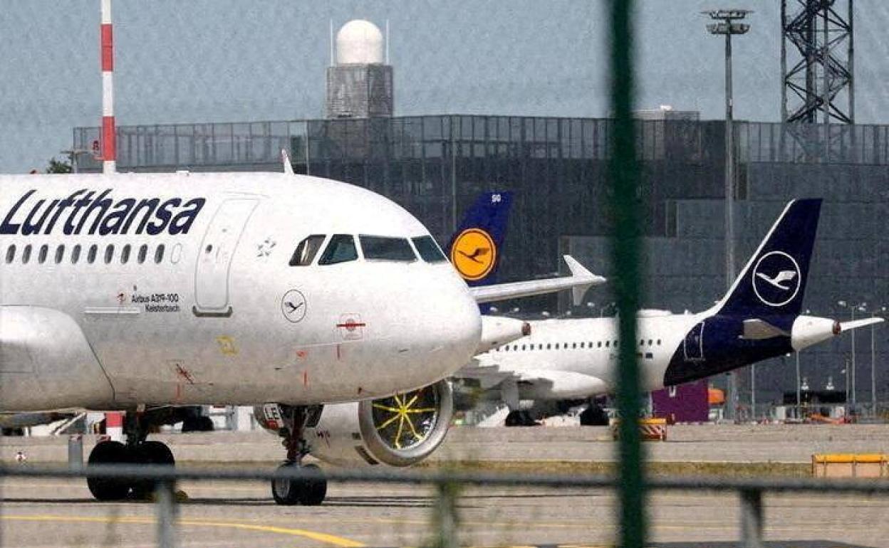 Un avión de la compañía Lufthansa, que ha anunciado que el año que viene contratará a 10.000 trabajadores ante la falta de personal