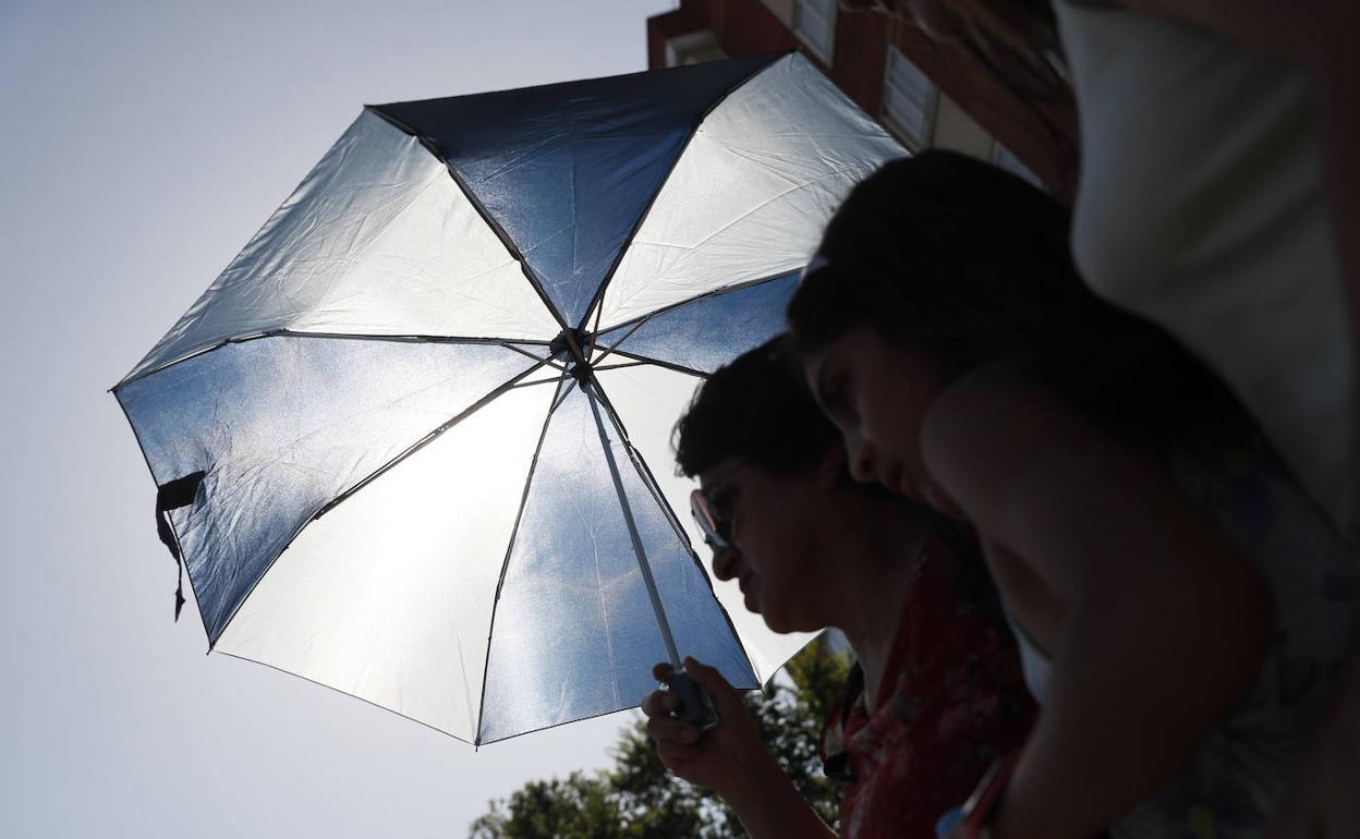 Dos personas se protegen del sol durante la ola de calor.