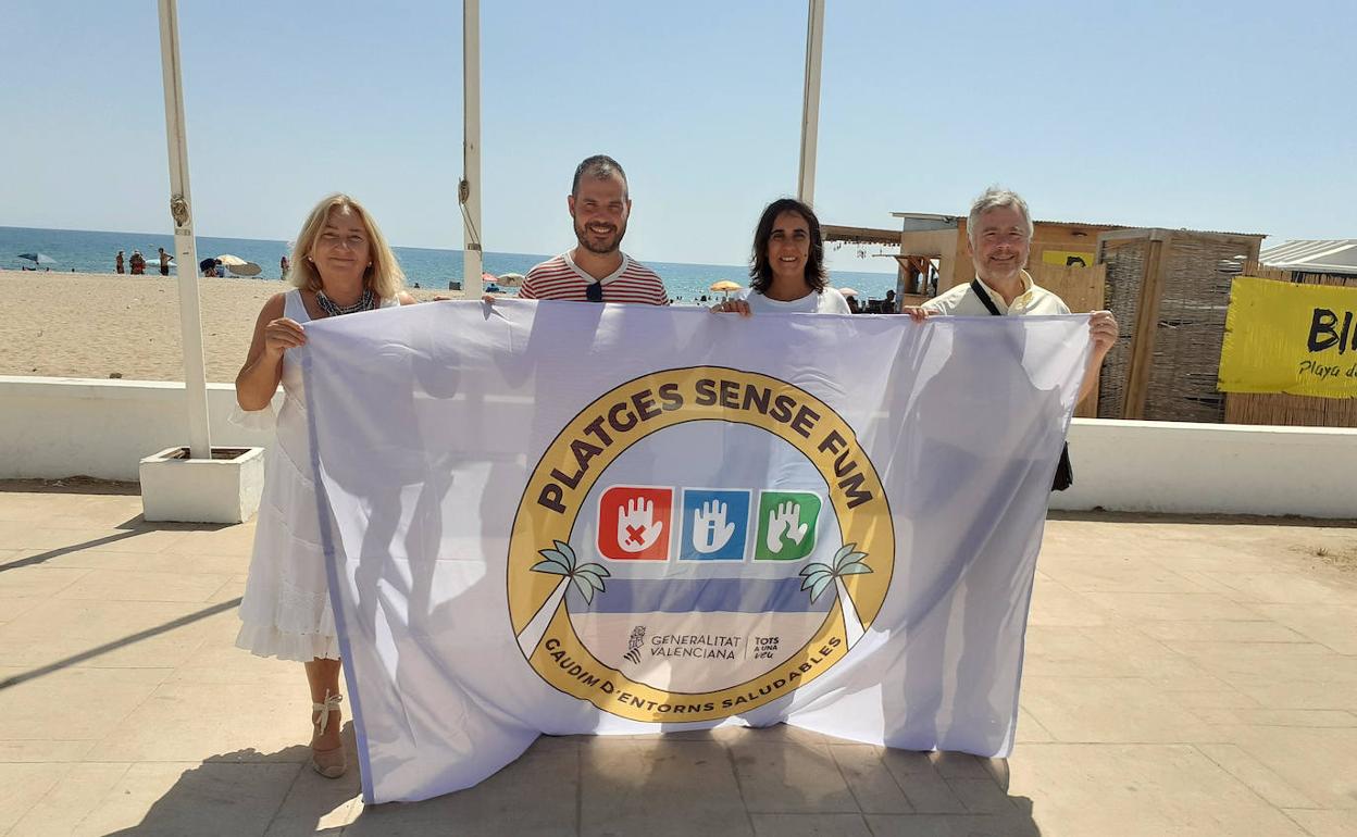 Los ediles Marc Oriola y Tónica Martí reciben el distintivo de la directora de Salud Pública, Elena Pérez. 