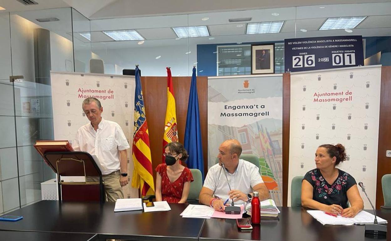 Edmundo Boria asume el cargo de concejal en el último pleno. 