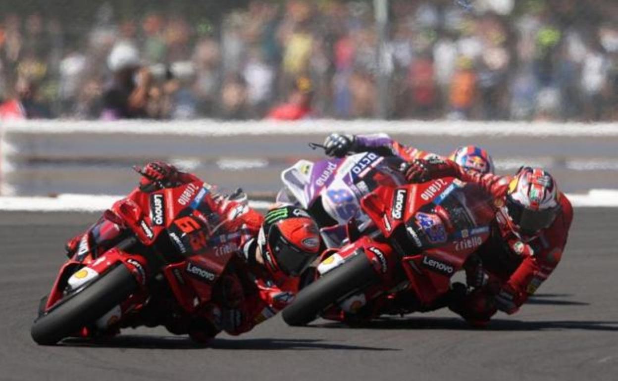 Las Ducati de Bagnaia y Miller, en Silverstone. ADRIAN DENNIS / AFP