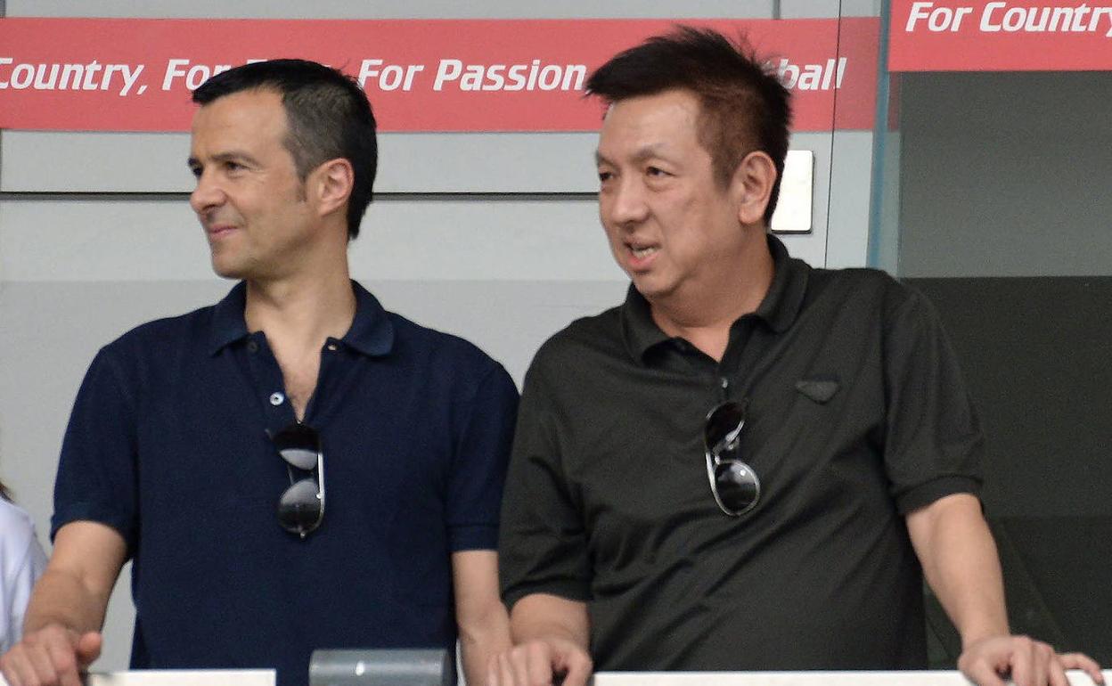 Jorge Mendes y Peter Lim, durante una edición del Gran Premio de Singapur. 