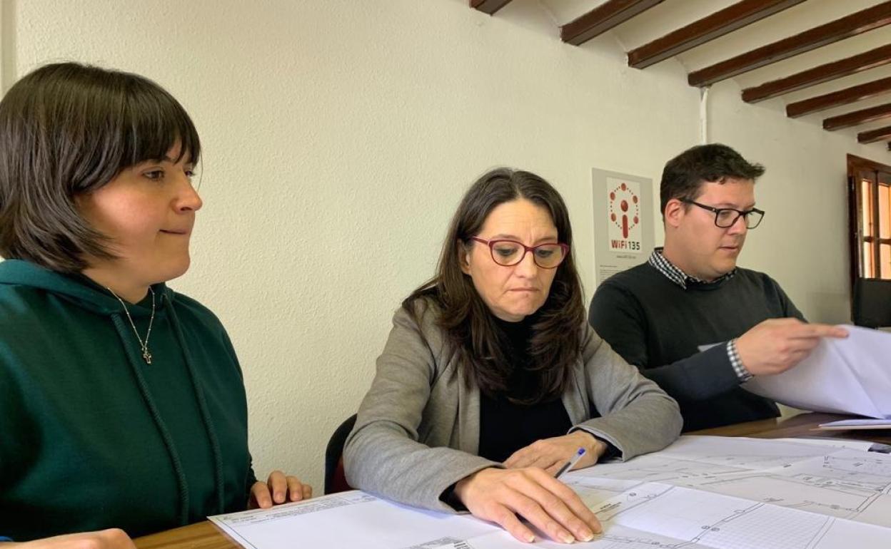 Belén Bachero, Mónica Oltra y Jordi Alcon en un acto en Vistabella. 