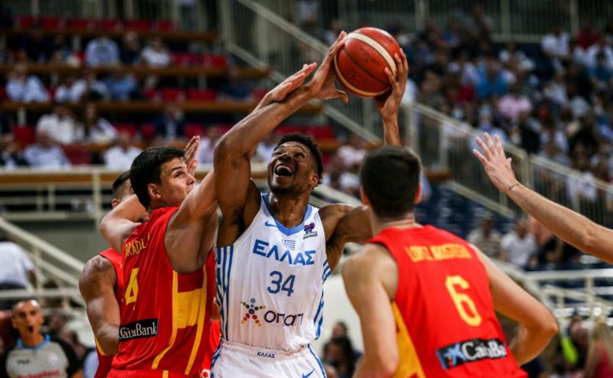 Giannis Antetokounmpo, durante el partido contra España en Atenas. 