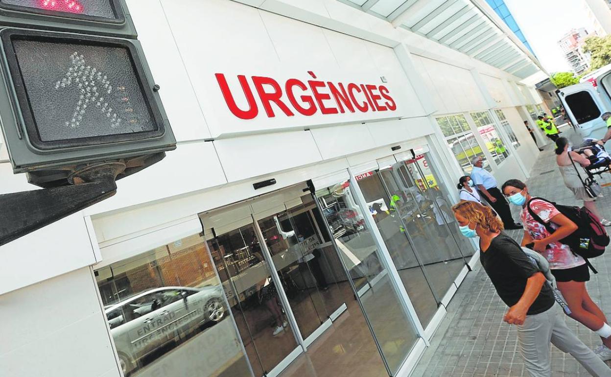 Acceso a Urgencias de un hospital valenciano.