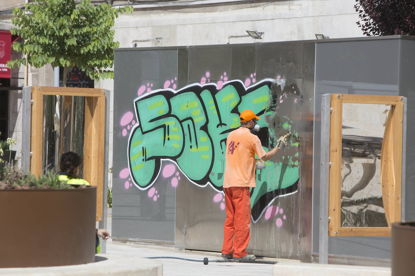 Fotos: Vandalismo en la plaza de la Reina de Valencia