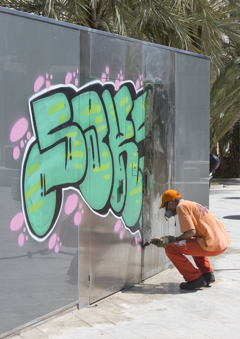 Fotos: Vandalismo en la plaza de la Reina de Valencia