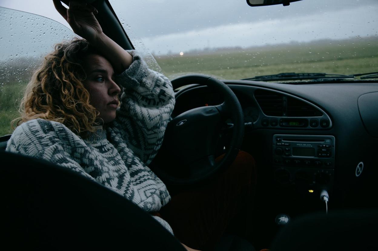 Joven pensativa en el coche. sinitta leunen