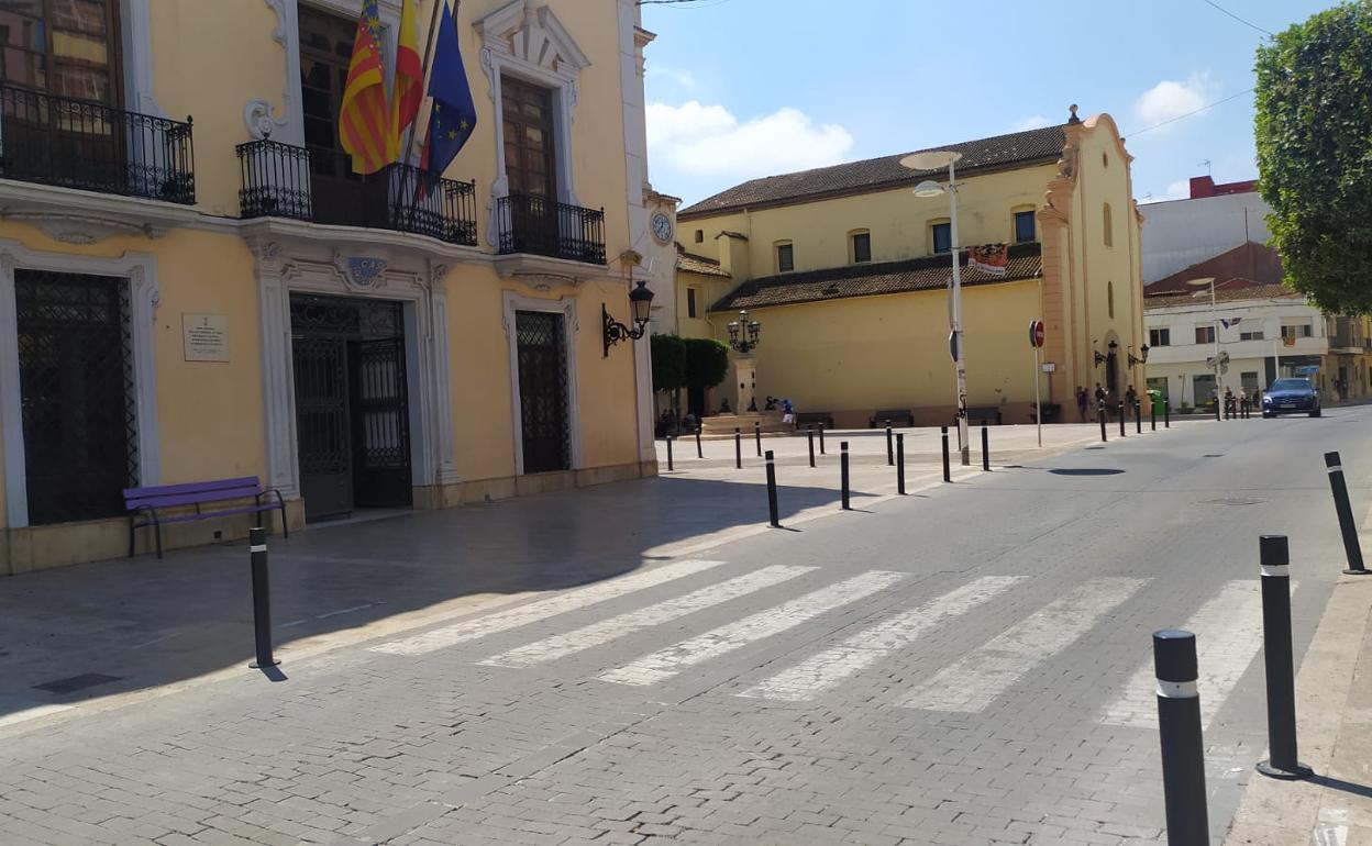 Pilones instalados en la plaza de Alginet. 