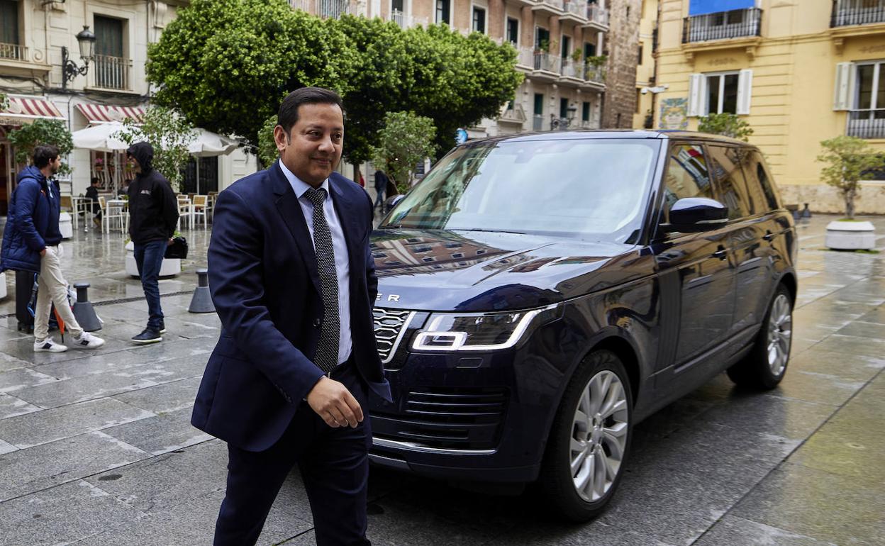 Anil Murthy, días antes de ser despedido, en una reunión en la Generalitat. 