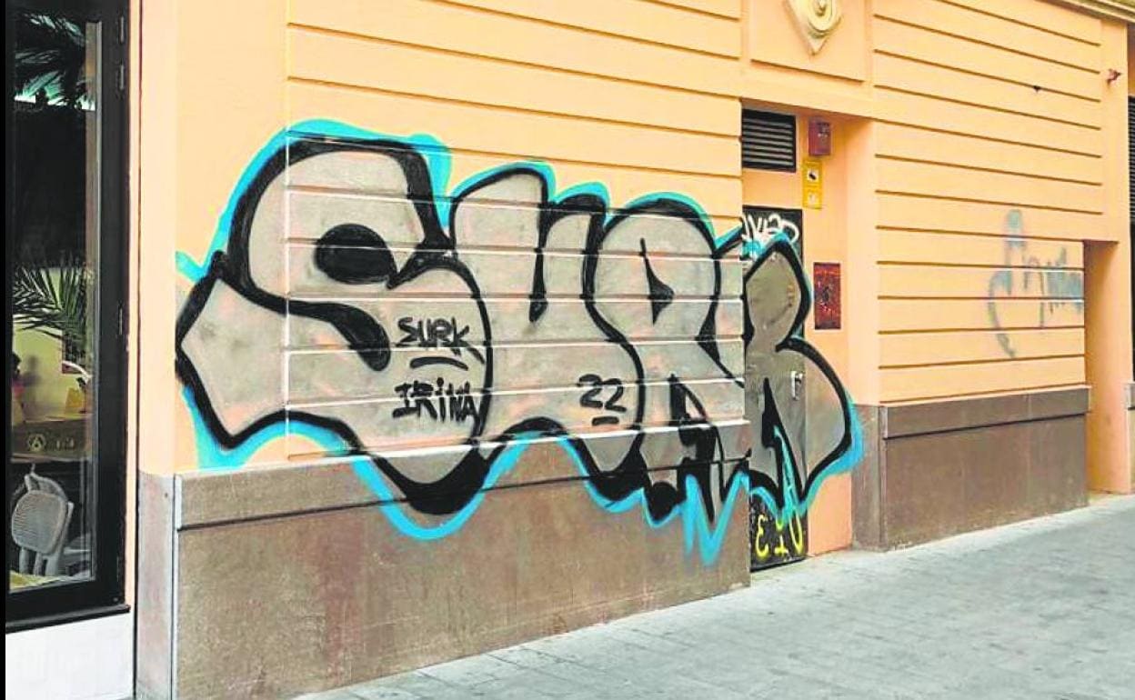 Vandalismo en plaza de la Reina de Valencia | El grafitero de la plaza de la Reina de Valencia hizo otra pintada en Corregeria