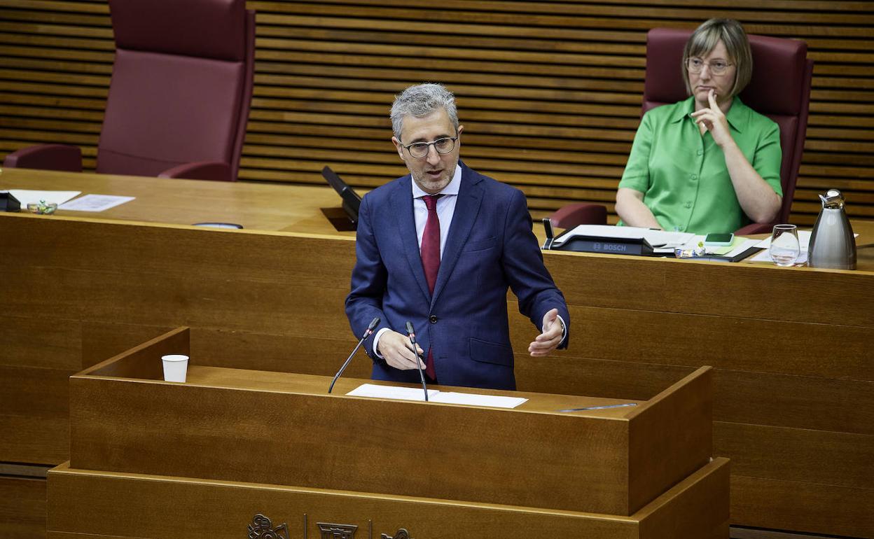 Arcadi España, conseller de Hacienda, en una comparecencia en Les Corts. 