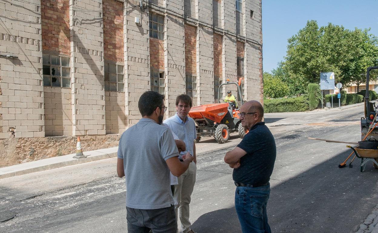 El alcalde y el concejal de Obras durante su visita a las obras. 