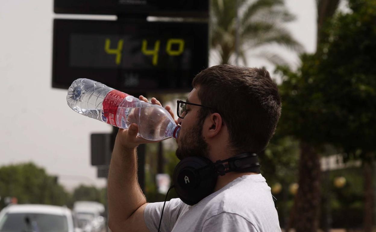 Hombre bebiendo agua 