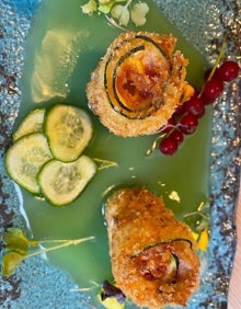 Imagen secundaria 2 - Ensalada En-Boga, crujiente de calabacín y pimiento del piquillo relleno de bacalao. 