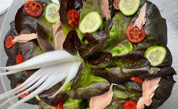 Imagen principal - Ensalada En-Boga, crujiente de calabacín y pimiento del piquillo relleno de bacalao. 