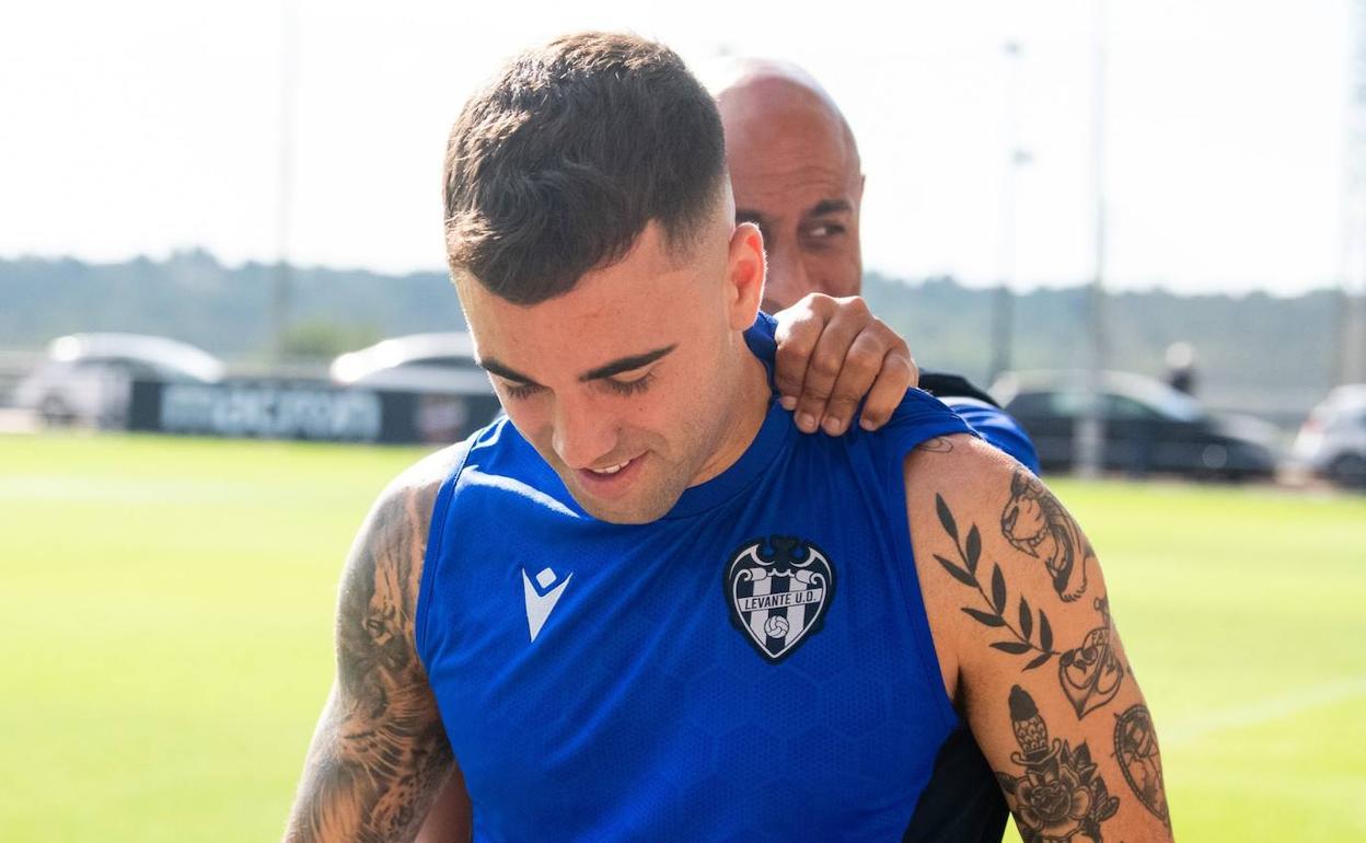 Nafti saluda a Róber Ibáñez el día de su primer entrenamiento. 