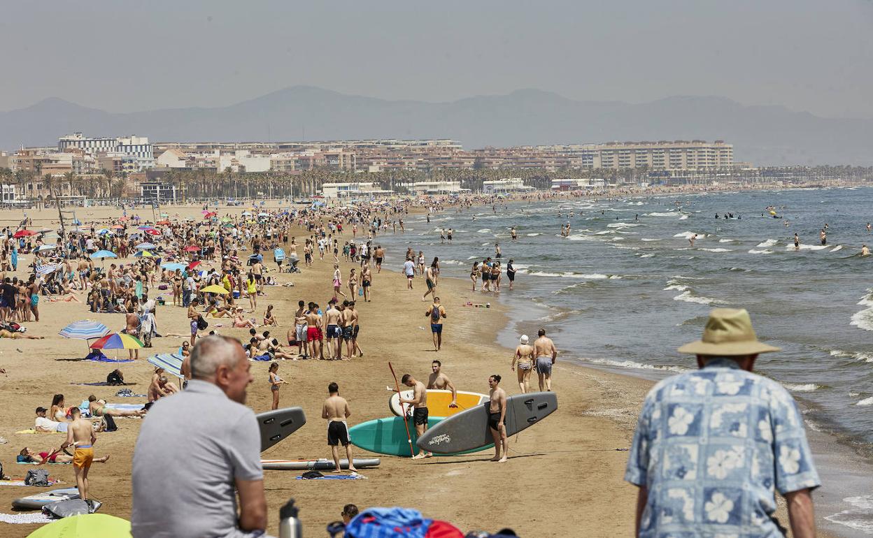 Turistas disfrutan de la playa. 