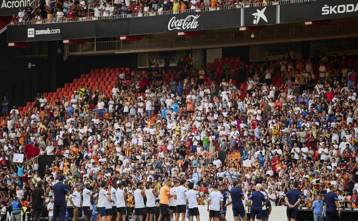 La plantilla del Valencia aplaude a la afición durante el entrenamiento en Mestalla. 