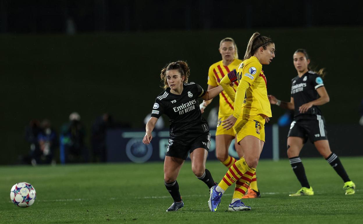 La madridista Teresa Abelleira y la azulgrana Alexia Putellas, en un clásico de la pasada temporada. 