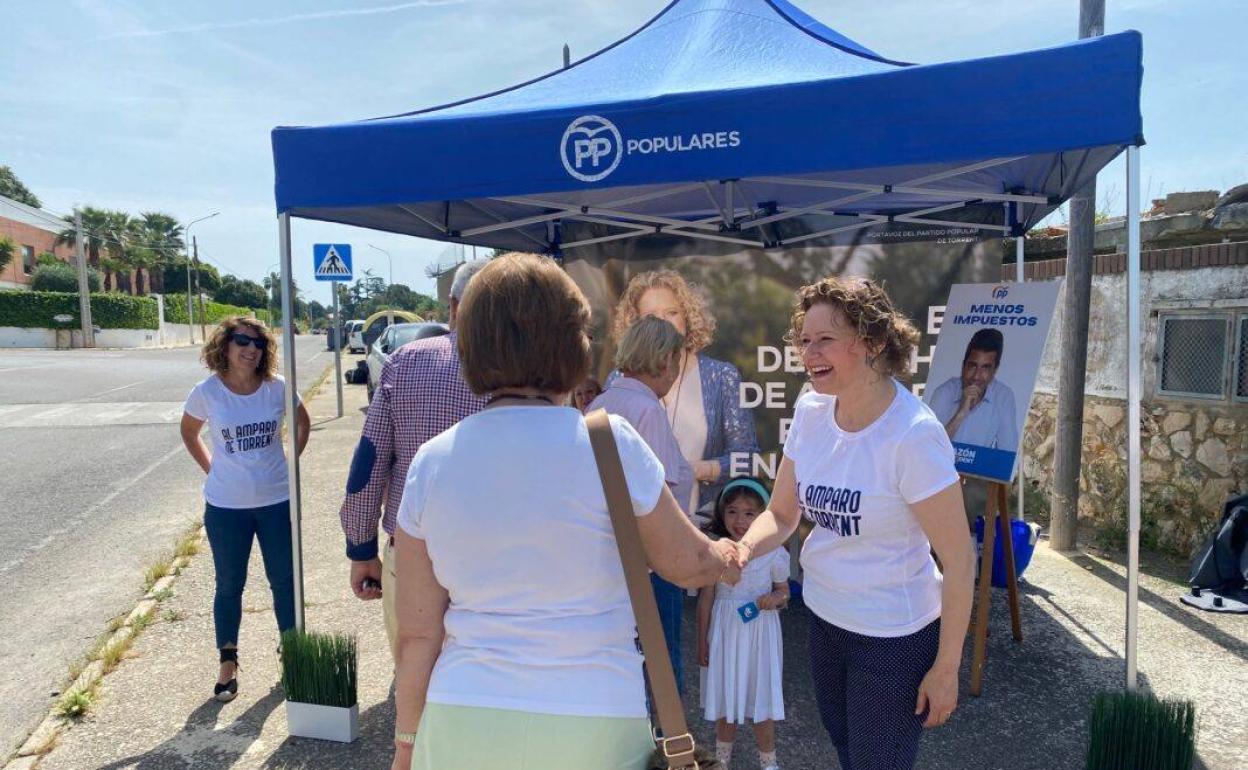 La presidenta del PP, Amparo Folgado, atiende a los vecinos a pie de calle. 