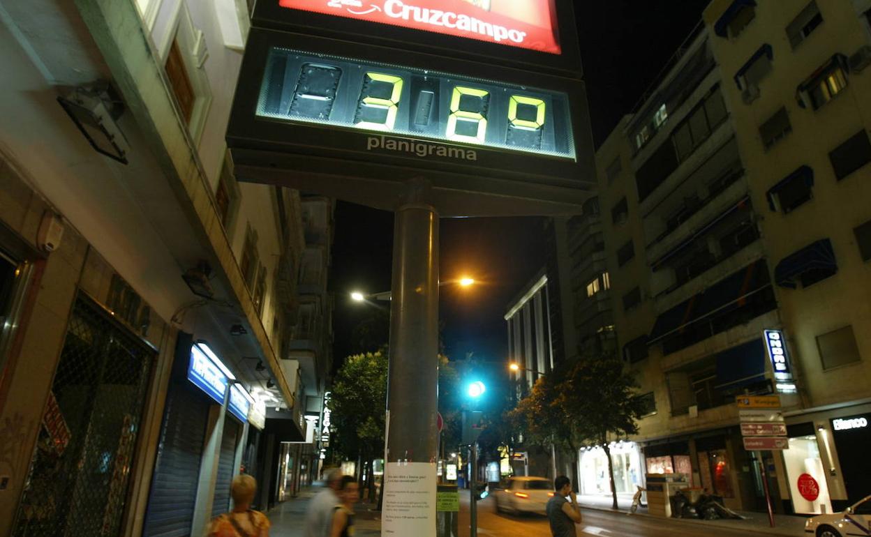 Imagen de archivo de un termómetro en la calle durante la noche