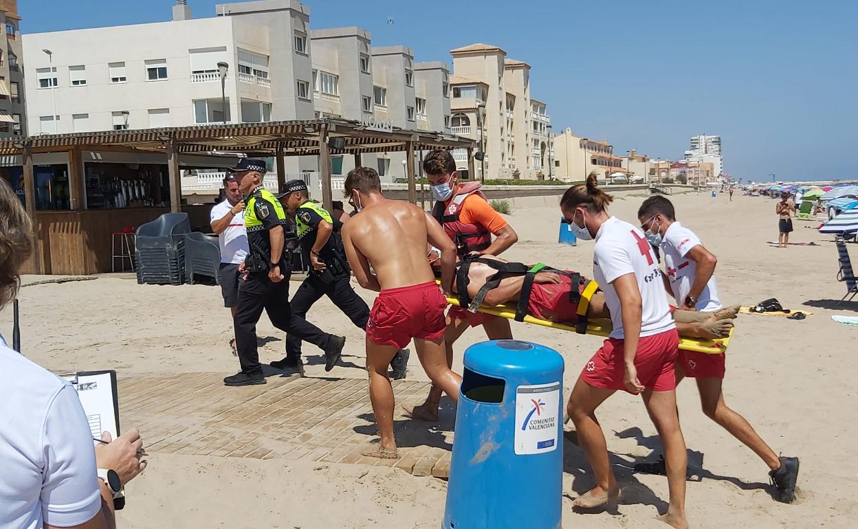 Los servicios de emergencias participan en la prueba en la playa de Sueca. 