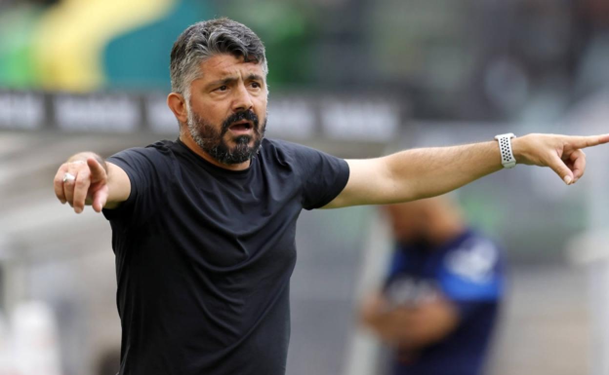 Gattuso, dirige al equipo durante un partido. 