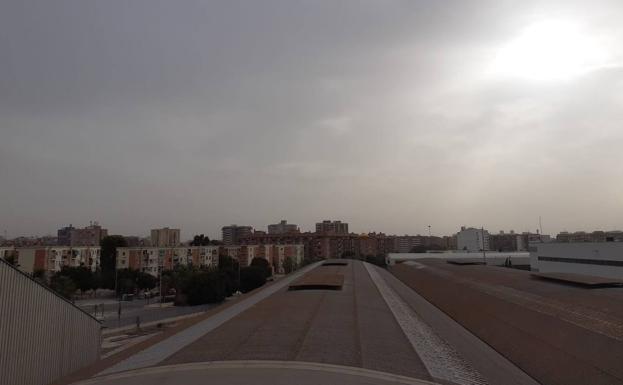 El poniente cubre Valencia tras una noche ecuatorial