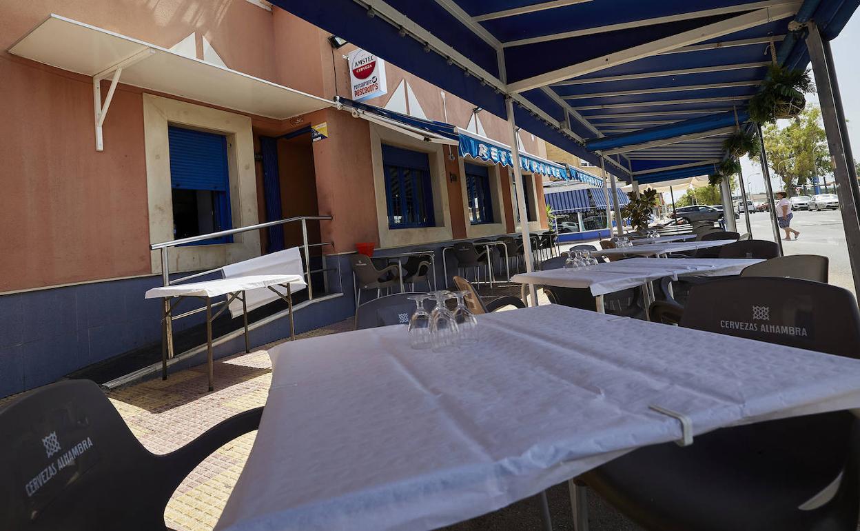 La terraza del Bar Pescadors, vacía a las 13 horas del domingo. 