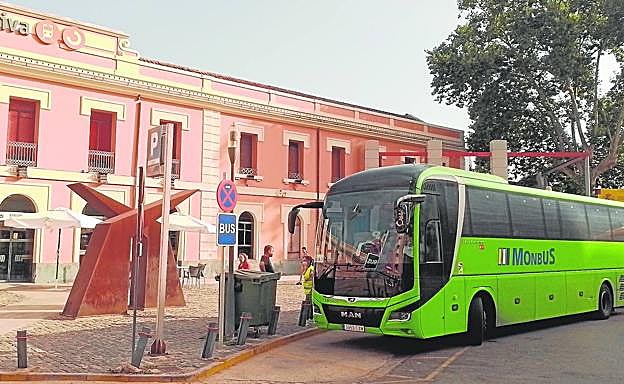 Conexión por carretera. Los pasajeros de Moixent realizan un tramo del viaje en bus mientras reforman las vías.