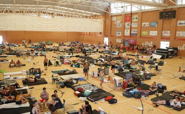 Los jóvenes abandonan Cullera tras pasar la noche en el polideportivo