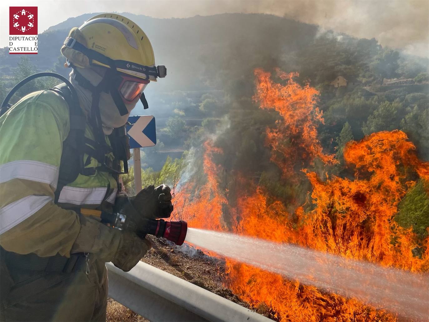 Fotos: Declarado un incendio forestal en Useres