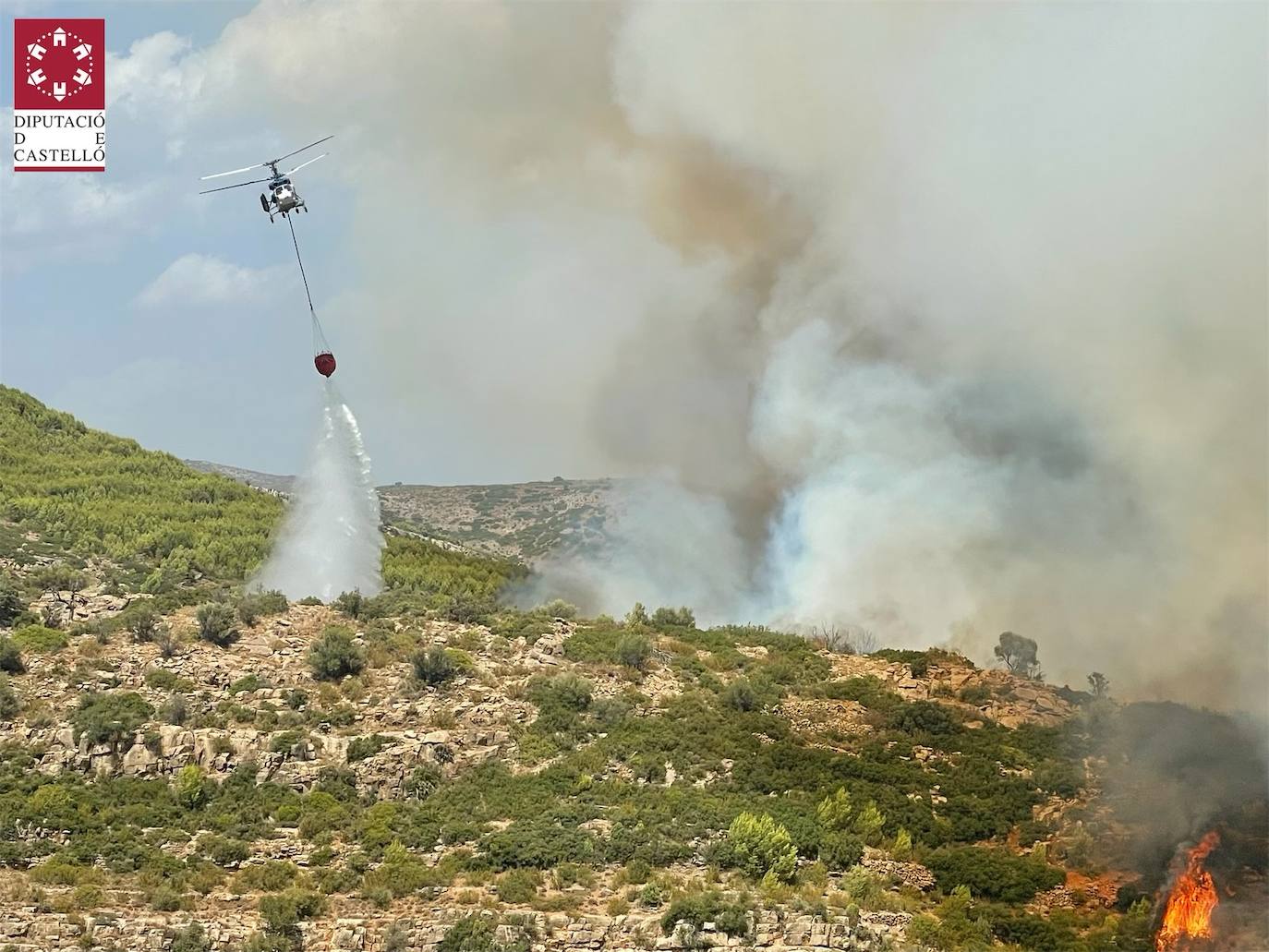 Fotos: Declarado un incendio forestal en Useres