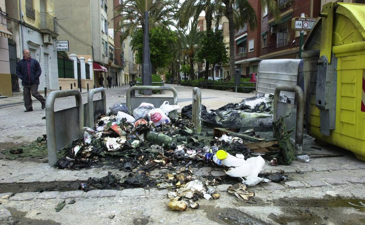 Contenedor quemado en el barrio de Nazaret. 