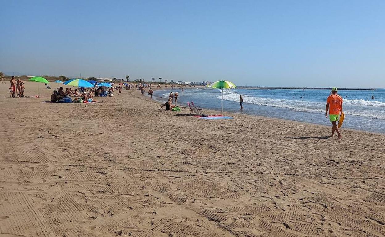 Uno de los socorristas recorre la playa. 