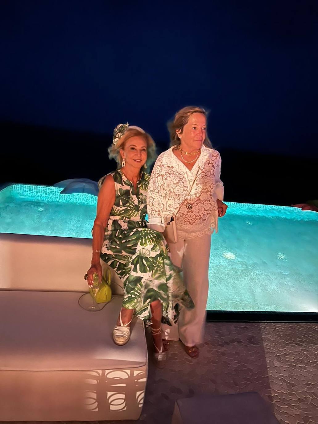 Mayrén Beneyto y Rosa Castellví, anfitriona de la fiesta, junto a la espectacular piscina de la casa.