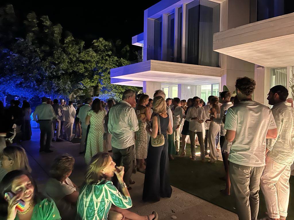 Imagen de la terraza de la casa de Rosa Castellví en Xàbia, durante la fiesta, donde el dess-code era verde y blanco.